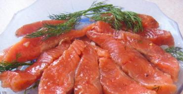 วิธีใส่เกลือปลาแซลมอนสีชมพูให้เหมาะสมสำหรับปลาแซลมอน