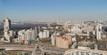 Gereja Tritunggal di Gereja Tritunggal Khoroshev di Tanggul Karamyshevskaya