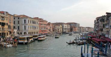 Meaning of the word gondola.  Italy.  Venetian gondolas and gondoliers History of the gondola